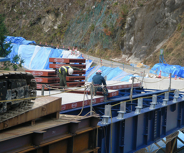 仮橋工:5.覆工板の設置1